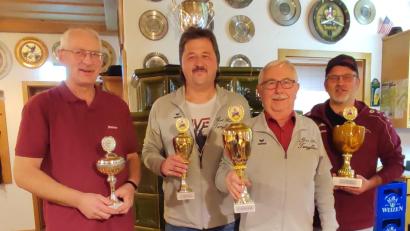 Bild: bk
Die besten Teilnehmer am Tanzflecker Schnupfschießen freuen sich über Pokale (von links): Heinz-Peter Ertl, Josef Fellner, Johann Schmidschneider und Manfred Rauscher.