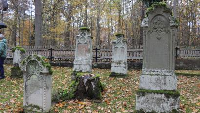 Bild: Ertl, Willi
Im herbstlichen Kleid präsentiert sich der Friedhof der alten Ortschaft Haag mitten im Übungsplatz.