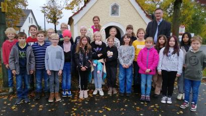 Bild: Herbert Rohrwild/exb
Die Klasse 4c der Grundschule Stulln besuchte Bürgermeister Hans Prechtl im Rathaus.