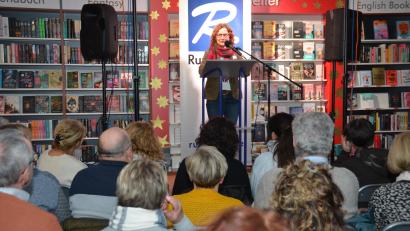 Bild: dob
Den letzten Weinleseabend der Buchhandlung Rupprecht in Vohenstrauß leitet Maria Rupprecht ein. An diesem Abend wird es schon mal emotional unter den vielen Besuchern.