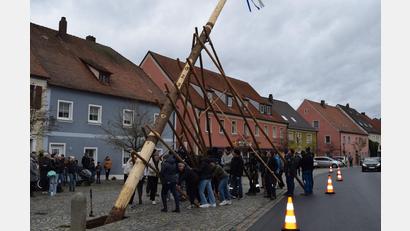 Bild:  Enrico März/exb
Das Baumaufstellen am vergangenen Sonntag in Luhe war eine recht nasse und kühle Angelegenheit. Aber den helfenden Burschen wurde beim Hochhieven des gut 30 Meter hohen Wahrzeichens schon recht warm.