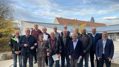 Bild: Auburger/exb
Zahlreiche Mitglieder der Siedlergemeinschaft Pfreimd wurden für ihre langjährige Treue geehrt. Bild von links Stellvertretender Bezirksvorsitzender Bernhard Jobst, Bürgermeister Richard Tischler (von links) und Vorsitzender Franz Heininger (rechts) übergaben die Auszeichnungen.