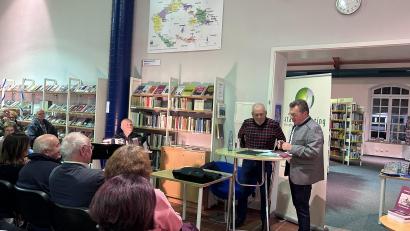 Bild: Stadtmarketing Tirschenreuth/exb
Autor Siegfried Fuchs (stehend, links) kam auf Einladung von Maximilian Schön (stehend, rechts), Vorsitzender des Stadtmarketingvereins, gerne für eine Lesung nach Tirschenreuth. Viktor Ehlscheid (sitzend, links) umrahmte am Akkordeon die Veranstaltung musikalisch.