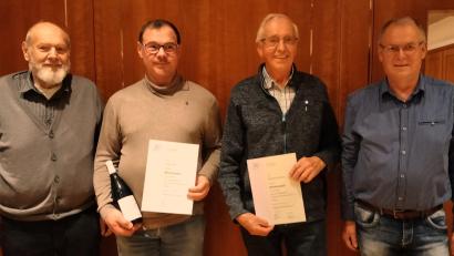 Bild: Maria Döbereiner/exb
Von 32 zu ehrenden Mitgliedern der Siedlergemeinschaft Waldsassen waren nur zwei gekommen. Im Bild (von links) stellvertretender Vorsitzender Karl Kunz, die geehrten Mitglieder Stefan Hart und Gerhard Schmaus sowie Vorsitzender Reinhard König.