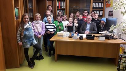Bild: Markt Konnersreuth/exb
Mit Lehrerin Tina Körner (hinten links) besuchten die Konnersreuther Viertklässler Bürgermeister Max Bindl im Rathaus.