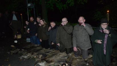 Bild: bey
Nach dem Jägerschlag mussten die Jungjäger ein Viertel ""Wildschweiß" in einem Zug trinken - mit der linken Hand.