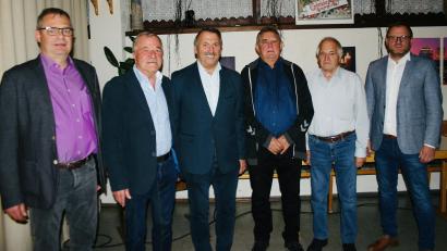 Bild: TSV Kastl bei Kemnath/exb
Die Geehrten des TSV Kastl mit den Vereinsverantwortlichen Zweiter Vorsitzender Holger Schmidt (von links), die Ehrenvorsitzenden Alois Dimper und Josef Brand, die Ehrenmitglieder Josef Arnold und Josef Kukla sowie Vorsitzender Christoph Brand.
