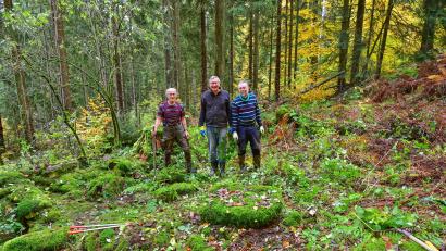 Bild: bsc
Bei einem umfangreichen Arbeitseinsatz haben Dr. Siegfried Steinkohl, Erwin Nonas und Robert Mertl (von links) vom Verein Kulturlandschaft südlicher Steinwald die einstige Hofstelle Glosenhof im Steinwald von Gestrüpp befreit und das Gelände weitläufig freigestellt.