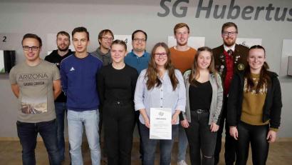 Bild: gz
Im Namen des Schützenbezirks gratuliert Bezirksjugendleiter Valentin Kellner (hinten, rechts) allen Geehrten und dem neugewählten Führungsteam der Gaujugend im Sportschützengrenzgau um Gaujugendleiter Julius Kellner (hinten, Zweiter von rechts).
