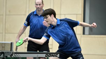 Bild: Hubert Ziegler
Die Kümmersbrucker Jonas Dinter (vorne) und Markus Hummel (hinten) gewannen ihr Doppel gegen Michael Stock/Celestin Popp vom SB Versbach II deutlich.