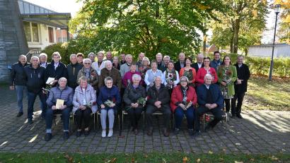 Bild: kki
17 Paaren gratuliert Pfarrer Thomas Stohldreier (ganz rechts) zum Ehejubiläum, darunter auch Georg und Anneliese Wild (sitzend, links), die seit 65 Jahren gemeinsam durchs Leben gehen.