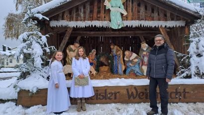 Bild: gis
Christkind Emma (rechts) und Engelchen Anna (links) mit Bürgermeister Franz Tauber an der kunstvollen Krippe in der Dorfmitte.