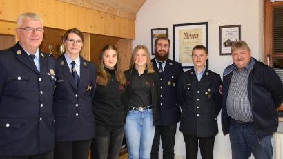 Bild: fla
Sophia Kleber (Mitte) ist die neue Sprecherin der Waldthurner Jugendfeuerwehr. Vertreten wird sie von Bianca Käs (Dritte von links). Das Amt des Kassenwartes bleibt in den Händen von Niklas Bergler (Zweiter von rechts). Stellvertretender Bürgermeister Hans-Peter Reil, Jugendwart Josef Pflaum junior, zweite Vorsitzende Kerstin Wittmann und Kommandant Michael Bäumler (von rechts) gratulieren zur Wahl.
