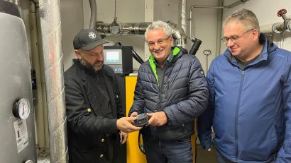 Bild: Prögler/exb
Bürgermeister Ludwig Prögler (Mitte), Kaminkehrermeister Christian Müller (links) und Geschäftstellenleiter Hans Braun bei der Abnahme der neu installierten Pelletsheizung. Es gab keinen Grund zur Beanstandung.