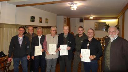 Bild: exb
Holger Lottes (von links), Bruno Ponnath, Josef Ponnath, Albert Schöpf, Leopold Mühlhofer, Olly Albert Schönweitz, Karl Heinz Böhm und Jagdverbandsvorsitzender Dr. Wolfgang Schinner.