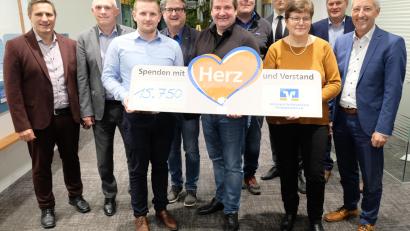 Bild: do
Für insgesamt 32 Vereine und gemeinnützige Institutionen im Regionalbereich der Volksbank Raiffeisenbank Nordoberpfalz freuen sich die Bürgermeister über eine Spendensumme in Höhe von 15.750 Euro. Symbolisch überreichten die Banker Stefan Schedl, Richard Götz, Manfred Eller und Dimitros Kouroudis den Spendenscheck.