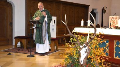 Bild: jr
Stadtpfarrer Georg Flierl feierte am Sonntag mit vielen Gläubigen eine festliche Hubertusmesse. Vor dem Altar war deshalb ein großes Hirschgeweih aufgebaut