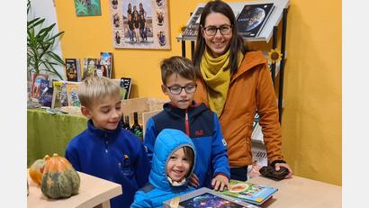 Bild: Gemeindebücherei Kulmain/exb
Auch Kinder nutzten die Gelegenheit, sich beim Schmökerabend in der Gemeindebücherei mit neuem Lesestoff einzudecken.