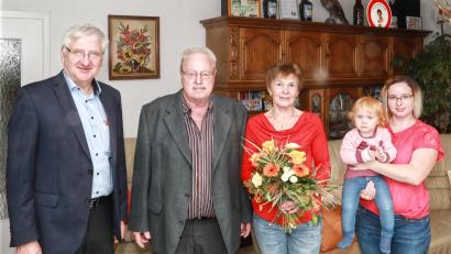 Bild: Jochen Neumann/Stadt Erbendorf/exb
Bürgermeister Johannes Reger (links) gratulierte Willi und Annemarie Kraus zur Goldenen Hochzeit. Zu den ersten Gratulanten zählten auch Tochter Christine und Enkelin Maria.