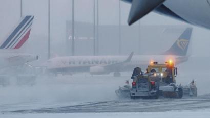 Symbolbild: Daniel Karmann/dpa
Passagiere haben ein Recht auf Erstattungen oder Ersatzbeförderung, wenn ein Flug aufgrund von starkem Winterwetter ausfällt.