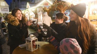 Bild: Gabi Schönberger
Vier Euro kostet der begehrte Glühwein dieses Jahr auf dem Weidener Christkindlmarkt. In Zukunft könnte sich das ändern.