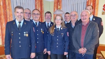 Bild: Kiener/exb
Zahlreiche Auszeichnungen gab es bei einem Ehrenabend der Feuerwehr Iffelsdorf, es wurden auch mehrere Mitglieder zu Ehrenmitgliedern ernannt: (von rechts), stellvertretender Kommandant Andreas Kubik, Helmut Pösl, Karl Fraß, zweiter Vorsitzender Christian Kalb, Kommandantin Josefine Duscher, Albert Kiener, Christof Reil, Bürgermeister Richard Tischler und Vorsitzender Michael Kiener.