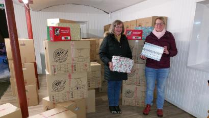 Bild: ils
Erika Häupler und Katrin Feil haben bei der Aktion "Weihnachten im Schuhkarton" 800 Päckchen auf die Reise nach Osteuropa geschickt.