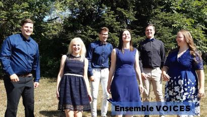 Bild: Manuela Falk
Alle zwölf Sängerinnen und Sänger für ein Foto unter einen Hut zu bringen, war seit der Gründung im Sommer und vor dem Premierenauftritt in der Bergkirche schwer, weshalb hier nur die Hälfte des Ensembles zu sehen ist. Aber die andere Hälfte ist ebenso gut gelaunt und will sich so und stimmlich ebenso professionell am Sonntag bei "Harmony of Heaven", einem "Konzert für die Seele" präsentieren.