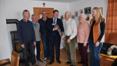 Bild: ubb
Seinen 85. Geburtstag feierte Fritz Gründl (Dritter von rechts). Dazu gratulierten neben seiner Ehefrau Hannelore (rechts neben ihm) auch Sohn Wolfgang (Dritter von links), Bürgermeister Stefan Grillmeier (Mitte) sowie Peter Meyer, Horst Robl (von links) und Anja Götz von den Siedlern.