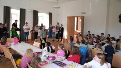 Bild: fvo
Elisabeth Beimler klettert beim Kinderbibeltag-Schauspiel als Zachäus auf einen symbolischen "Maulbeer-Feigenbaum.
