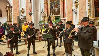 Bild: Ferdinand Sperber/exb
Die Waldsassener Jagdhornbläser unter der Leitung von Hornmeister Bernhard Stier, vorne rechts