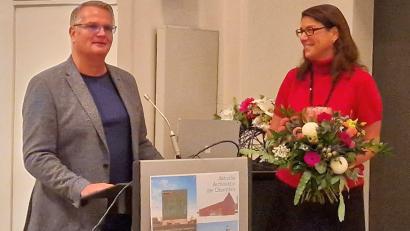 Bild: Thomas Dobler
Bei der Jubiläumsveranstaltung des Architekturzirkel überreichte Siegfried Knipl Blumen an Sabina Sommerer.