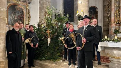 Bild: exb
Kreisgruppenvorsitzender Jagd Kemnath Dr. Wolfgang Schinner (von links) und Pfarrer Thomas Kraus mit der Bläsergruppe Hohes Fichtelgebirge bei der Hubertusmesse.