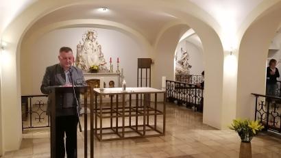 Bild: Koller/exb
Zentralpräses Markus Brunner beim Gebetsgedenken an der Grablege von Pater Rupert Mayer in der Bürgersaalunterkirche.