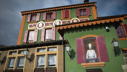 Bild: Ian Langsdon/epa/dpa
Das Restaurant Paul Bocuse im Norden Lyons war für mehr als 50 Jahre mit drei Michelin-Sternen dekoriert – bis 2019. Heute trägt es noch zwei Sterne und bringt weiter traditionelle Bocuse-Kreationen auf die Teller.