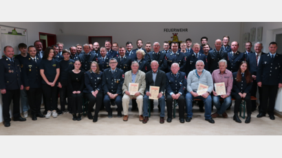 Bild: rab
Ehrungen und Auszeichnungen stehen im Mittepunkt des Kameradschaftsabend bei der Feuerwehr Freihung. Sitzend mit Urkunde (von links): Hans Kohl, Georg Kohl, Ehrenvorsitzender Günther Ernst, Hans Krapf und Dietmar Köhler.