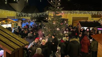 Bild: Thomas Rohrwild/exb
Auch heuer stieß der Weihnachtsmarkt des Skiclubs Stulln im Vierseithof der Familie Sorgenfrei auf starke Resonanz. Es konnten Kunstgewerbliches aus Holz sowie Dekos und Gestaltungsartikel bewundert und erworben werden.