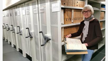 Bild: Portner
Archivarin Christa Zapf inmitten der Rollregale mit kommunalen Unterlagen. Sie blättert gerade in einem Schriftverkehr zum Thema Freibank-Ordnung und Hausschlachtungen ab 1917.
