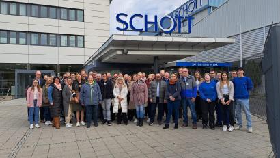 Bild: Staatliches Schulamt/exb
Gruppenfoto zum Besuch Schule und Wirtschaft bei der Firma Schott.