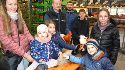 Bild: jr
Große Freude hatten kleine Besucher der Lokalschau in Mitterteich daran, dass sie Tiere auch streicheln durften. Geflügel-Ausstellungsleiter Karl Weiß (hinten links) und seine Mitstreiter betrieben Werbung für die Zucht.