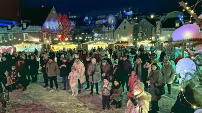 Bild: Matthias Bäumler/fph
Die Eröffnung des Adventsmarkts in Marktredwitz war gut besucht. Spontan stimmten viele ins Weihnachtslied „O du fröhliche“ ein.