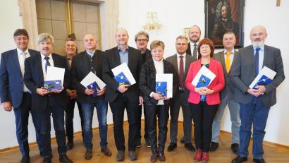 Bild: krb
Die kommunale Dankurkunde für mehr als 18 Jahre Mitgliedschaft in einem Kommunalparlament überreichte Landrat Andreas Meier an sechs Landkreisbürger.