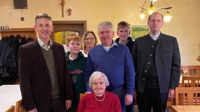 Bild: Verena Baumer/exb 
Der Jubilarin Erna Lautenschlager (vorn sitzend) gratulieren ihre Gäste und die Familie (von links): Bürgermeister Albert Geitner, Enkel Johannes, Schwiegertochter Monika, Sohn Karl, Enkel Thomas sowie Pfarrer Hans-Jürgen Zeitler.