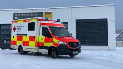 Bild: BRK Kreisverband Tirschenreuth/Sven Lehner 
Ein Rettungswagen aus dem BRK-Kreisverband Tirschenreuth vor dem neuen Rettungsdienststellplatz in Neusorg.