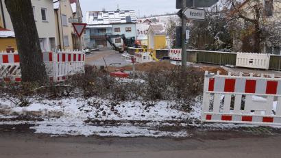 Bild: bö
Die Baustelle an der Staatsstraße 2235 im Bereich der Jakobusstraße in Hohenburg wird derzeit derzeit winterfest gemacht. Die Arbeiten sollen im Frühjahr 2024 fortgesetzt weden.