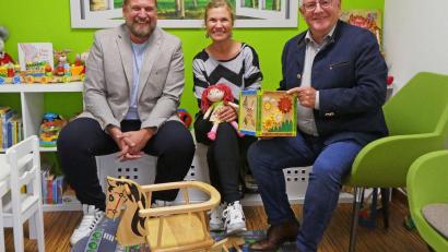 Bild: Lions Club Weiden/exb
Lions-Präsident Bastian Braun (links) und Elmar Baumer, Vorsitzender des Lions-Hilfswerks Weiden, mit Raimunda Schulze von der Caritas Schwangerschaftsberatung.
