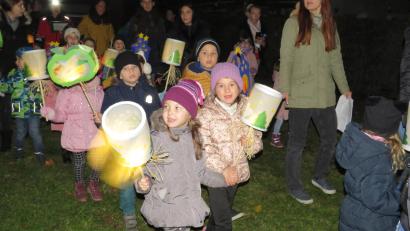 Bild: adj
Die guten Taten des heiligen St. Martin feierten die Kinder beim Martinsfest im Kindergarten "Regenbogenland" in Altenstadt.