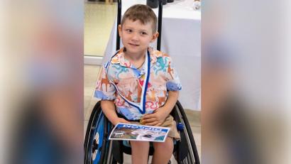Bild: Tomsa/exb
Oliver Tomsa (5) sitzt im Rollstuhl. Bei dem Jungen wurde im Alter von 18 Monaten SMA, Typ II (spinale Muskelatrophie) diagnostiziert. SMA ist eine genetisch bedingte und unheilbare Nervenzellerkrankung, deren Auswirkungen nur gelindert werden können.