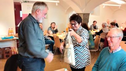 Bild: Frauen-Union Konnersreuth/exb
Für den Vortrag von Pfarrer Edmund Prechtl (links) im Schafferhof bedankte sich FU-Ortsvorsitzende Christa Wölfl (Mitte) mit einem Präsent.