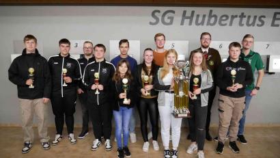 Bild: gz
Die besten Schützen des Gaujugendpokalschießens in Eslarn. Die Gautrophäe sichern sich die Oberlinder.